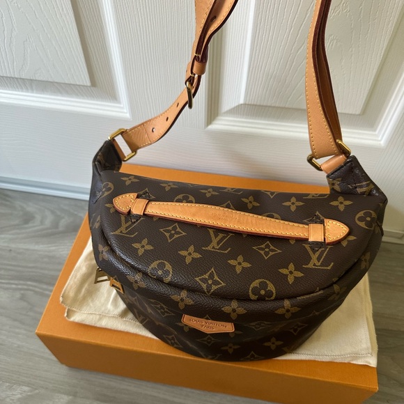 LOUIS VUITTON
Monogram Bumbag 
in Perfect Condition - Picture 2 of 8